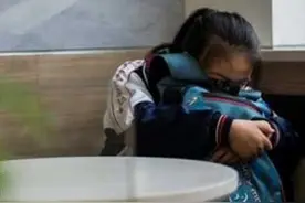 “妈妈我流血了”，女孩第一次来“例假”，妈妈这样回答很有智慧图片