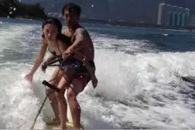 新男友曝光？张柏芝与男子亲密冲浪称很信任对方，性感比基尼亮眼图片