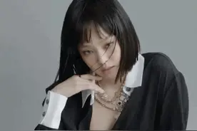 Jennie剪了Lisa的招牌短发后，竟然有些许油腻？图片