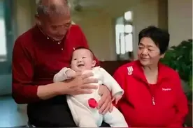 67岁生下“天赐”宝宝，如今孩子已2岁，老夫妻带娃直播引争议图片