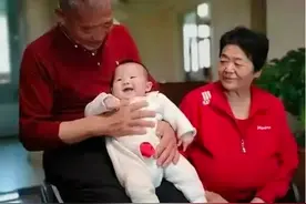 67岁生下“天赐”宝宝，如今孩子已2岁，老夫妻带娃直播引争议图片