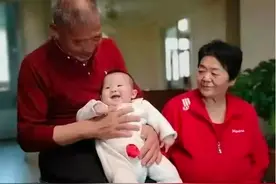 67岁生下“天赐”宝宝，如今孩子已2岁，老夫妻带娃直播引争议图片