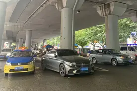 祸从天降！高架桥砸下一块石头，豪车被刮“花脸”图片