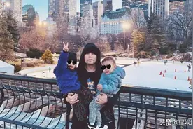 周杰伦晒父子照，三代人两张合影，暴露真实的父子关系图片