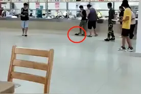 广东一食堂突然窜出一只老鼠，学生欢呼追逐，阿姨一记逗笑网友图片
