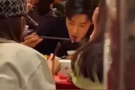 肖战李沁再传恋情！亲自捧场话剧还深夜聚餐，频繁互动被指好甜蜜图片