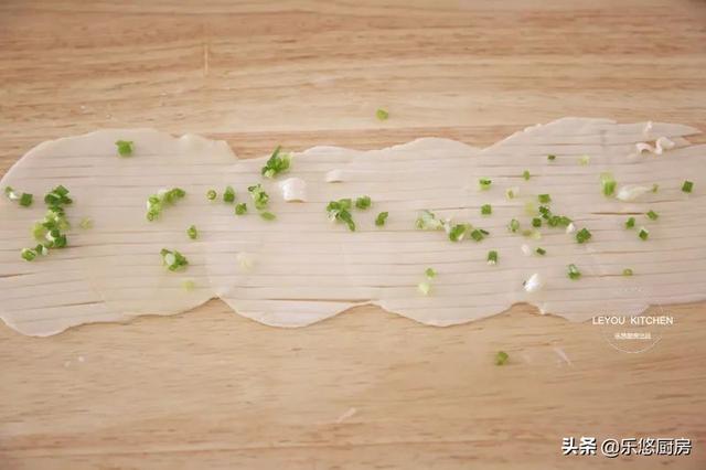 几个剩饺子皮，一把葱花，简单几步，烙一锅丝丝分明的饼
