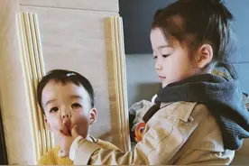 姐姐一靠近刚出生的弟弟，儿子就放声大哭，妈妈掀开襁褓脸都白了图片