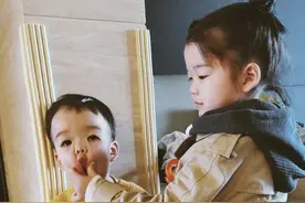 姐姐一靠近刚出生的弟弟，儿子就放声大哭，妈妈掀开襁褓脸都白了图片