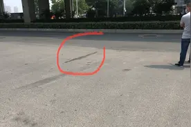 济南一医院保安与出租车司机发生口角，被撞身亡图片