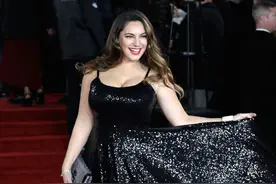 环球美女：凯莉·布鲁克（Kelly Brook）礼服穿搭图片