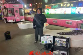 他是济南寒潮夜唯一的街头艺人：“为了2岁病儿，我不能有一日停下”图片