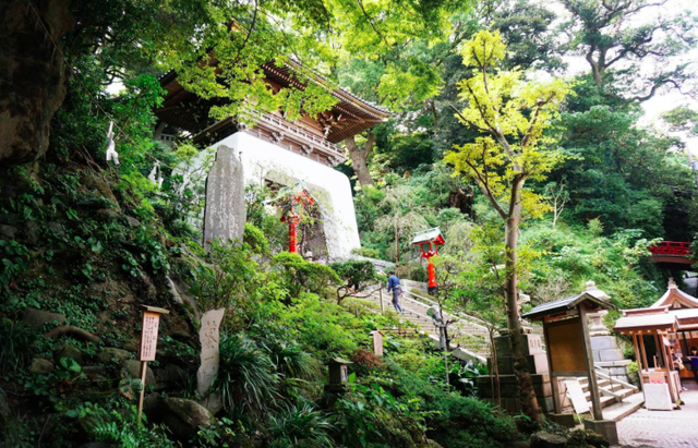 常建的这首山水诗，独具一格，读后令人心旷神怡