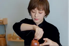 38岁孙俪晒近照，脸型瘦削两颊凹陷，一身黑衣闭眼品茶好享受图片