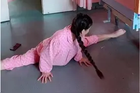 “乐观孕妈”火了，宫口已开还在产房秀劈腿，准奶爸：饶了我吧图片