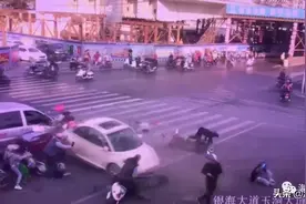 南宁一辆小汽车失控倒退碰撞多车，肇事司机不幸当场遇难图片