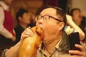 一个演员为戏牺牲多少？看看《西虹市首富》的教练，剧外高攀不起图片