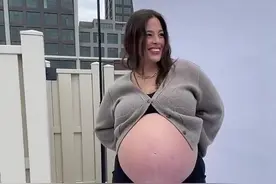 大码超模阿什莉晒孕肚，网友讽刺妊娠纹影响事业，阿什莉霸气回怼图片