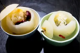 在家就能做出清热解毒，止咳化痰的冰糖雪梨，做法简单入口即化！视频封面
