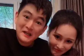 球球在无滤镜的情况下素颜直播，颜值被赞像赵本山戴了假发图片