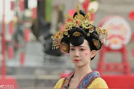 网红“不倒翁”小姐姐摘口罩了，还换了新造型，快来看图片