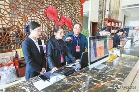 武陟县纪委监委，通过查看消费账单，严查公款吃喝、招待等违规行为，确保风清气正过节图片