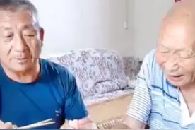 河南一95岁父亲为70岁儿子过生日，又夹肉又摸脸，1秒回到小时候图片