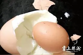 稀奇！荷塘区这户人家的鸡生了个巨大的“蛋中蛋”图片