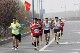 人与马的马拉松长跑谁会赢？远古人类狩猎：先跑废你，再近身猎杀图片