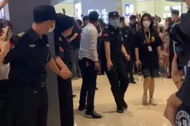 唐嫣现身合肥某商场，保安们里三层外三层包围开路：就一个女演员图片