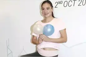 乐基儿穿露脐衣太辣眼，嫁富豪老公后放飞自我，曾花光黎明7.5亿图片