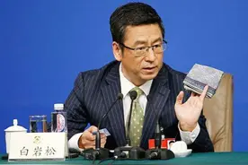 白岩松为何从不“沾花惹草”？看看被他雪藏的妻子，一切都明了图片