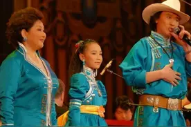 吉祥三宝现状如何？父亲去世，母亲悲痛悼念亡夫，女儿热爱音乐图片