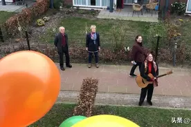 疫情中，荷兰少女楼下为百岁老人庆祝生日图片