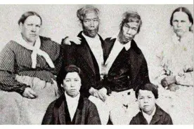 这对华裔连体婴儿，长大后靠表演成为富豪，并迎娶一对漂亮姐妹花图片