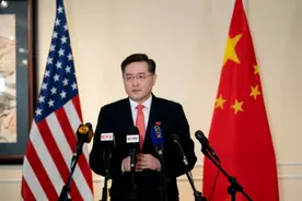 报舍曼访华“挨训”之仇？驻美大使秦刚上任当天，美军舰穿越台海图片
