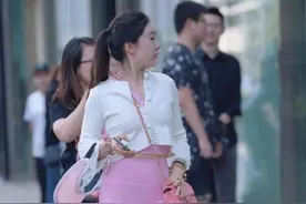 身穿“粉色裤子”出街, 少女心十足, 太美了图片