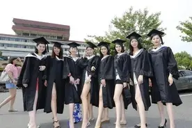 女大学生穿JK制服拍毕业照，却被骂“伤风败俗”图片