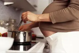 孕期想吃方便面，医生的建议惹家人不悦，解释：别让忌嘴害了娃图片