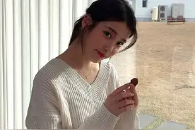 IU白色情人节穿搭，V领针织毛衣在线撩妹，果然美女日常即画报图片