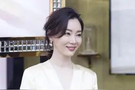 陈数的“轻奢”穿搭要火了，绸面衬衫配半身裙，43岁优雅又知性图片