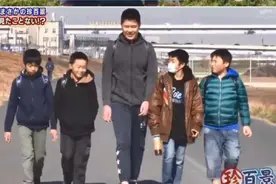 父母身高一般的日本六年级小学生身高1米9！同学都不敢和他打篮球图片