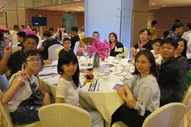 河南两位老师参加谢师宴，却掉入家长圈套，被举报后差点被开除图片