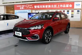 后备箱巨大，价格亲民的1.5T自动挡合资轿车，带你看福特福克斯图片