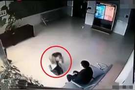 大学女教师欲和15岁儿子断绝关系，下跪对孩子求饶：求求你放过我图片