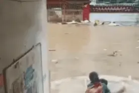洪水滔滔，“父亲”游泳背女儿参加高考图片