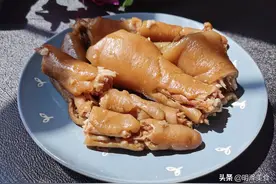 猪肉降价了，买了3斤猪尾巴才花了30 元钱，酱着吃太过瘾了图片