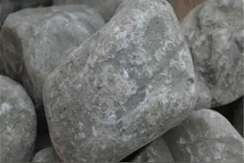 货主三千元入手的翡翠原石切涨百万，这下奔驰宝马都有了！图片