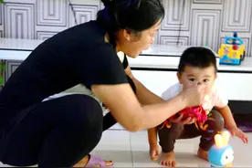 宝妈生下三个女娃，婆婆冷嘲热讽让她回娘家，爸妈开豪车接走闺女图片