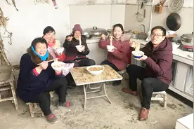 2个女儿回娘家，给姥姥炖一只鸡，做烩面吃，一人一碗喝着真带劲